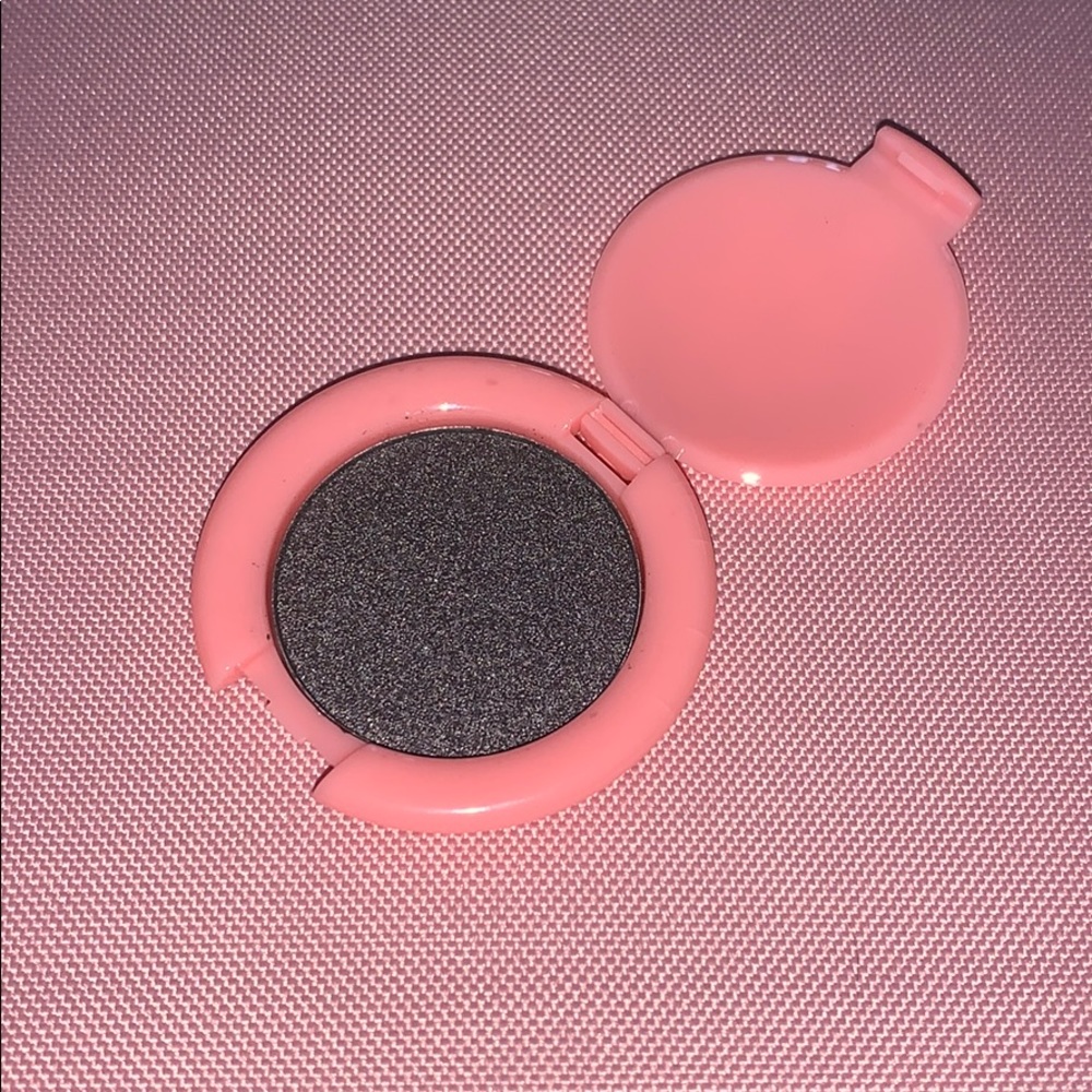 ❄️Eyeshadow in Dusty miller shade by Blossom